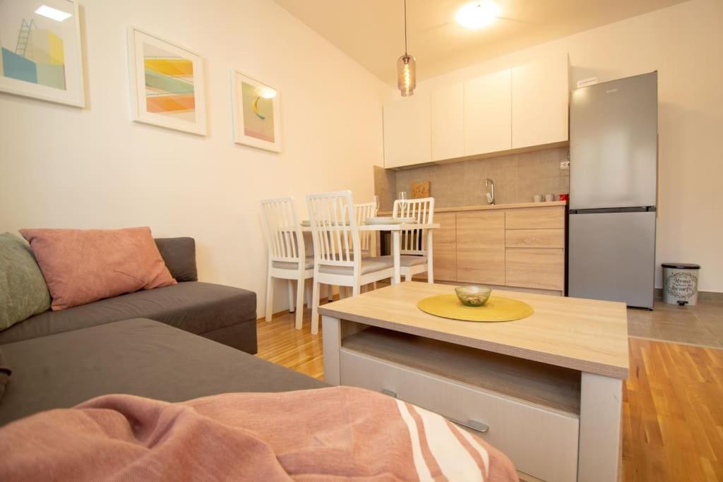 White Fields-Central 2-Bdrm Apartment With Parking Novi Sad Exteriér fotografie