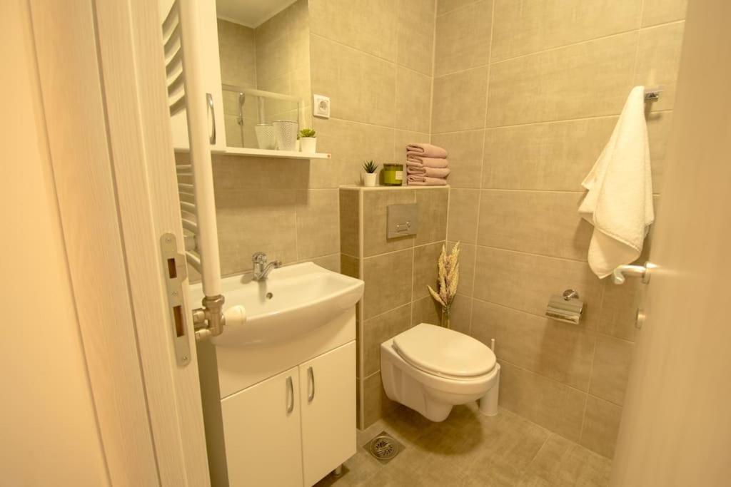 White Fields-Central 2-Bdrm Apartment With Parking Novi Sad Exteriér fotografie