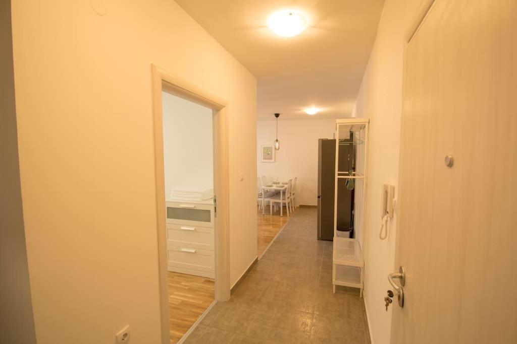 White Fields-Central 2-Bdrm Apartment With Parking Novi Sad Exteriér fotografie