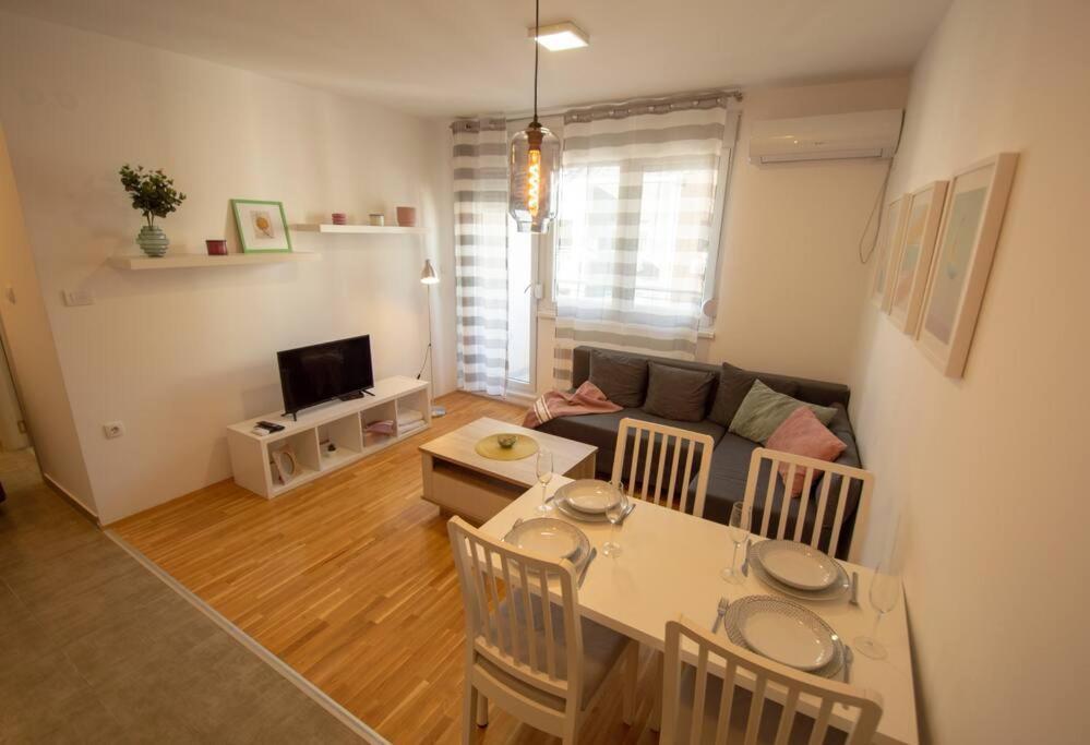 White Fields-Central 2-Bdrm Apartment With Parking Novi Sad Exteriér fotografie